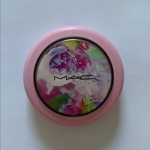 MAC Cosmetics Limited Edition Extra
Dimension Skinfinish highlighter Fleur Sure